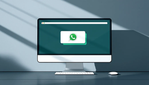 Eine Illustration, die zeigt, wie WhatsApp Web auf einem Computer verwendet wird, mit einem verschwommenen Smartphone im Hintergrund